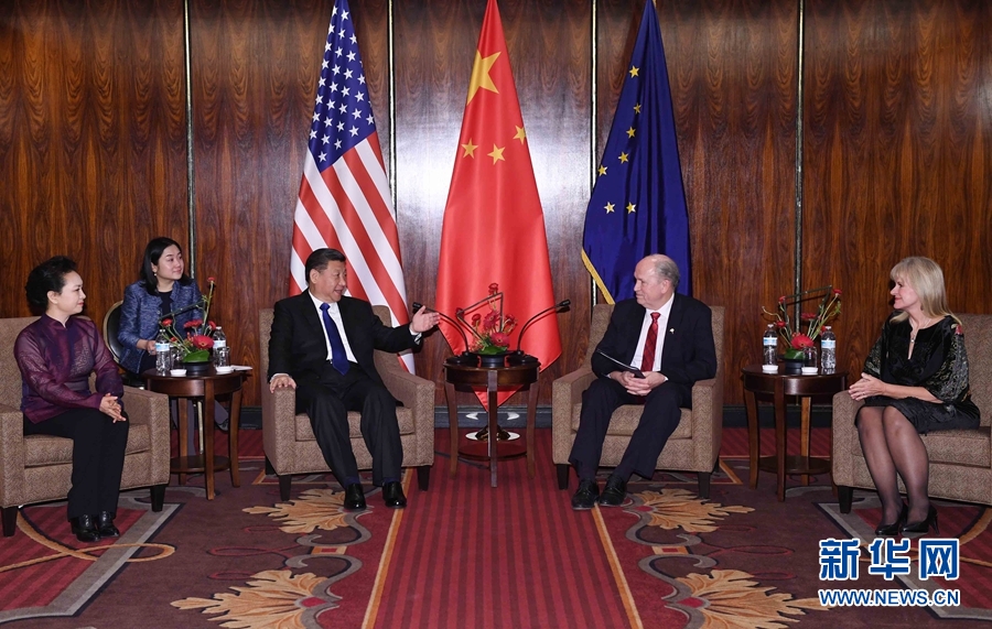 當(dāng)?shù)貢r(shí)間4月7日，國(guó)家主席習(xí)近平在美國(guó)阿拉斯加州安克雷奇會(huì)見阿拉斯加州州長(zhǎng)沃克。 新華社記者 饒愛民 攝 