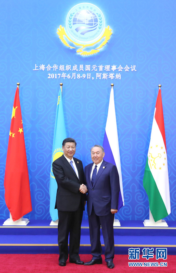 6月9日，國家主席習(xí)近平在哈薩克斯坦首都阿斯塔納出席上海合作組織成員國元首理事會(huì)第十七次會(huì)議并發(fā)表重要講話。這是習(xí)近平出席會(huì)議時(shí)，受到哈薩克斯坦總統(tǒng)納扎爾巴耶夫的熱情迎接。新華社記者 馬占成 攝