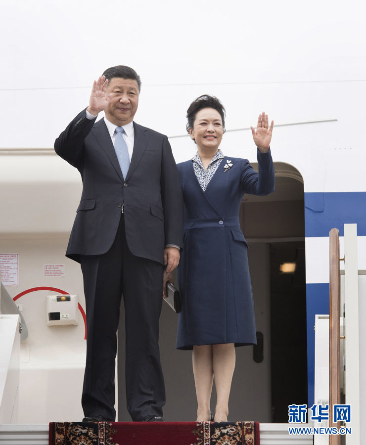 7月3日，國(guó)家主席習(xí)近平乘專機(jī)抵達(dá)莫斯科，開始對(duì)俄羅斯聯(lián)邦進(jìn)行國(guó)事訪問(wèn)。這是習(xí)近平和夫人彭麗媛步出艙門。 新華社記者 李學(xué)仁 攝