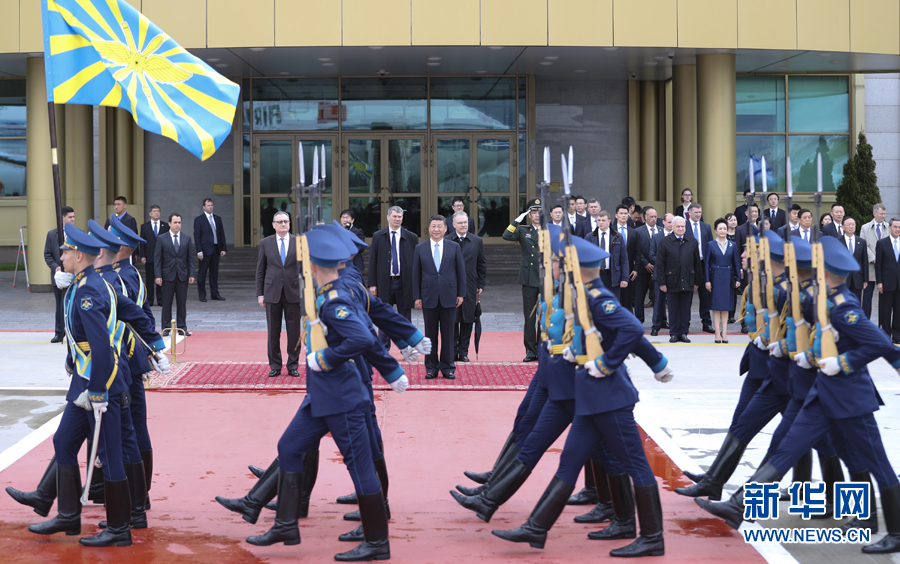 7月3日，國(guó)家主席習(xí)近平乘專機(jī)抵達(dá)莫斯科，開始對(duì)俄羅斯聯(lián)邦進(jìn)行國(guó)事訪問(wèn)。這是習(xí)近平出席機(jī)場(chǎng)歡迎儀式。 新華社記者 謝環(huán)馳 攝