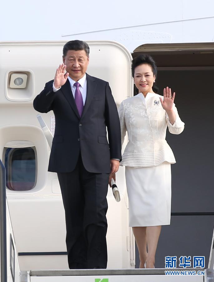 7月4日，國家主席習近平乘專機抵達柏林，開始對德意志聯(lián)邦共和國進行國事訪問。這是習近平和夫人彭麗媛步出艙門。 新華社記者 姚大偉 攝