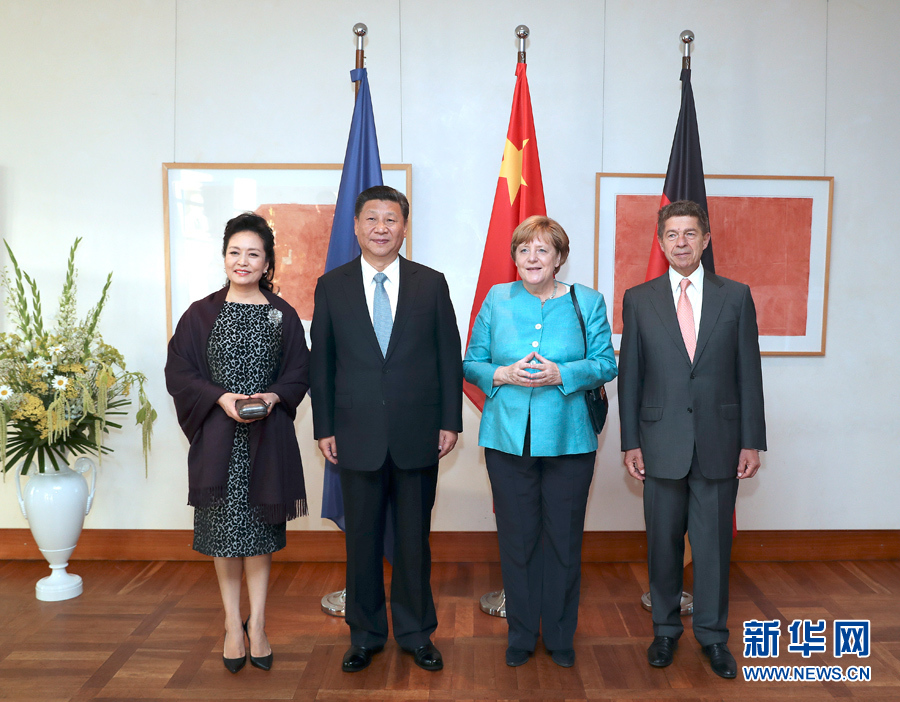 當?shù)貢r間7月4日晚，剛剛抵達柏林的國家主席習近平在利伯曼故居同德國總理默克爾舉行會見。這是習近平和夫人彭麗媛抵達位于柏林市中心勃蘭登堡門附近的利伯曼故居時，受到默克爾和丈夫紹爾熱情迎接。新華社記者 馬占成 攝