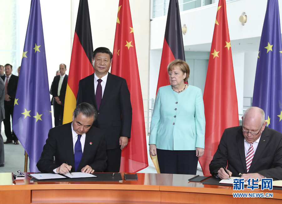 7月5日，國家主席習(xí)近平在柏林同德國總理默克爾舉行會談。會談后，兩國領(lǐng)導(dǎo)人共同見證了航天、智能制造、工業(yè)互聯(lián)網(wǎng)、數(shù)字化、第三方市場、大熊貓合作研究等領(lǐng)域多項(xiàng)雙邊合作文件的簽署。新華社記者馬占成攝