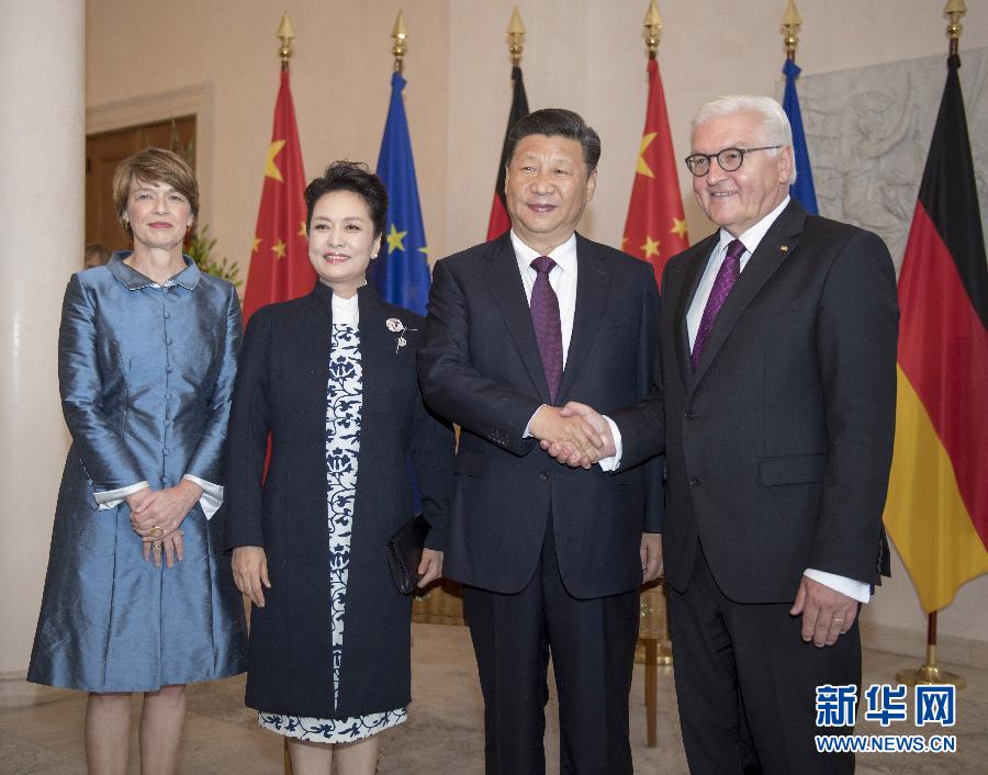 7月5日，國(guó)家主席習(xí)近平在柏林會(huì)見(jiàn)德國(guó)總統(tǒng)施泰因邁爾。會(huì)見(jiàn)前，施泰因邁爾在總統(tǒng)府花園為習(xí)近平舉行隆重歡迎儀式。這是習(xí)近平和夫人彭麗媛同施泰因邁爾夫婦合影。新華社記者 李學(xué)仁 攝