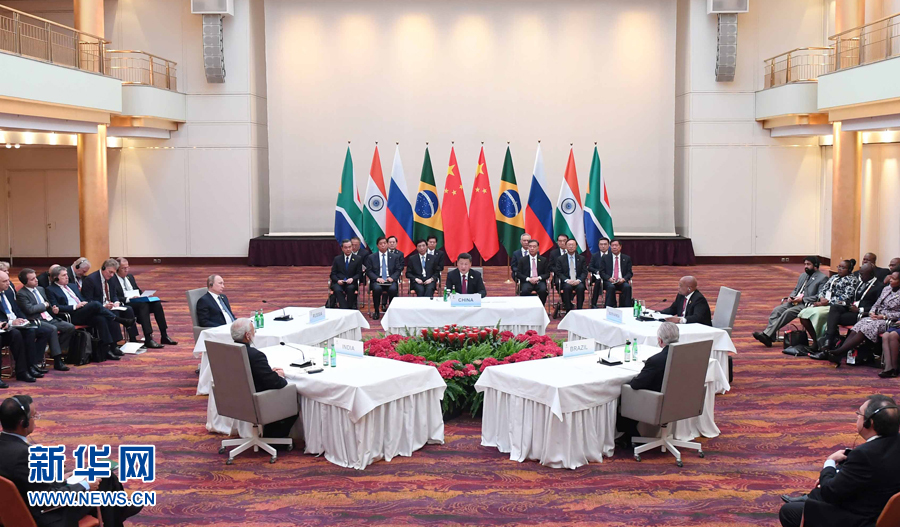7月7日，國(guó)家主席習(xí)近平在德國(guó)漢堡主持金磚國(guó)家領(lǐng)導(dǎo)人非正式會(huì)晤，發(fā)表引導(dǎo)性講話和總結(jié)講話。南非總統(tǒng)祖馬、巴西總統(tǒng)特梅爾、俄羅斯總統(tǒng)普京、印度總理莫迪出席。新華社記者 張鐸 攝