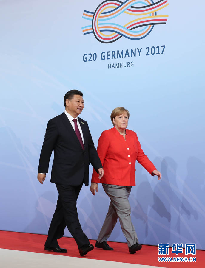 7月7日，二十國(guó)集團(tuán)領(lǐng)導(dǎo)人第十二次峰會(huì)在德國(guó)漢堡舉行。國(guó)家主席習(xí)近平出席并發(fā)表題為《堅(jiān)持開(kāi)放包容　推動(dòng)聯(lián)動(dòng)增長(zhǎng)》的重要講話。這是峰會(huì)開(kāi)始前，習(xí)近平受到德國(guó)總理默克爾迎接。新華社記者 劉衛(wèi)兵 攝 