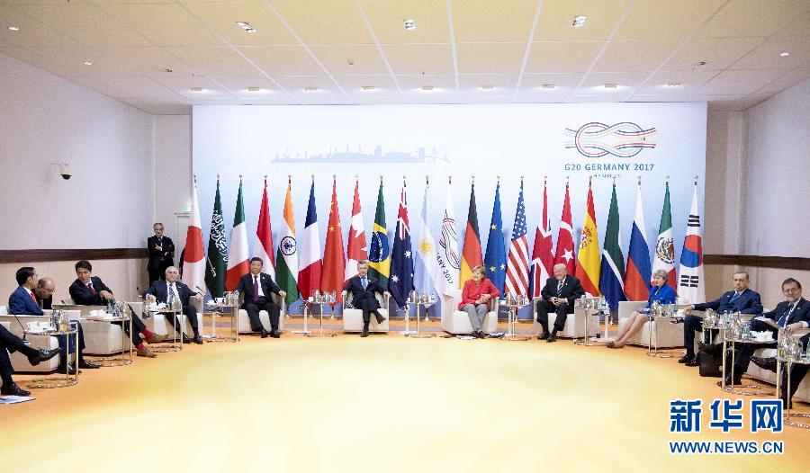 7月7日，二十國(guó)集團(tuán)領(lǐng)導(dǎo)人第十二次峰會(huì)在德國(guó)漢堡舉行。國(guó)家主席習(xí)近平出席并發(fā)表題為《堅(jiān)持開(kāi)放包容　推動(dòng)聯(lián)動(dòng)增長(zhǎng)》的重要講話。這是峰會(huì)前，習(xí)近平出席二十國(guó)集團(tuán)峰會(huì)領(lǐng)導(dǎo)人座談會(huì)。新華社記者 李學(xué)仁 攝 