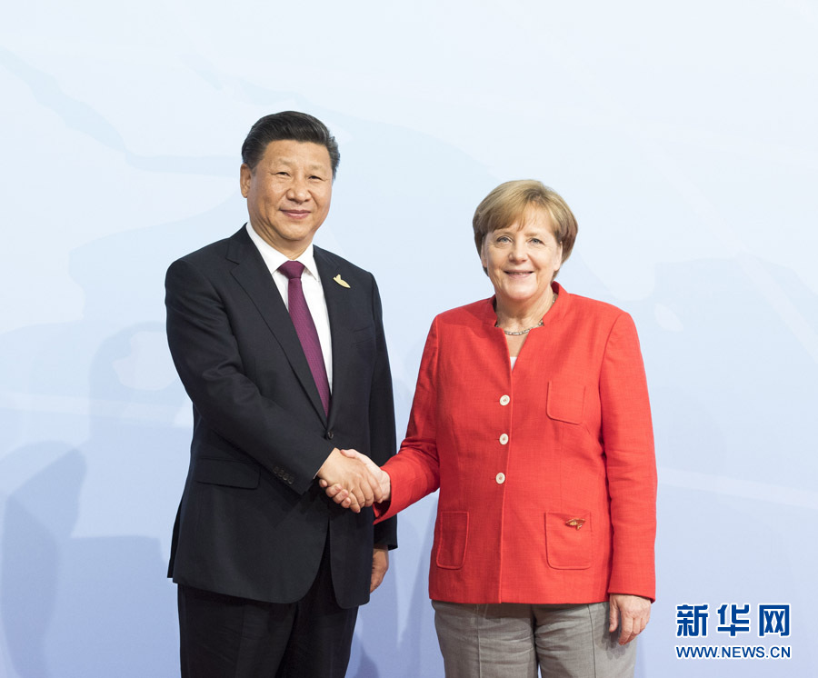 7月7日，二十國集團領(lǐng)導人第十二次峰會在德國漢堡舉行。國家主席習近平出席并發(fā)表題為《堅持開放包容　推動聯(lián)動增長》的重要講話。這是峰會開始前，習近平受到德國總理默克爾迎接。新華社記者 李學仁 攝 