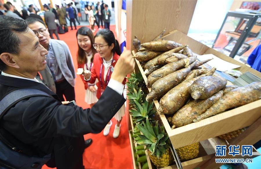 (新華全媒頭條·圖文互動)(9)人間正道 浩蕩前行——習(xí)近平主席出席首屆中國國際進(jìn)口博覽會紀(jì)實