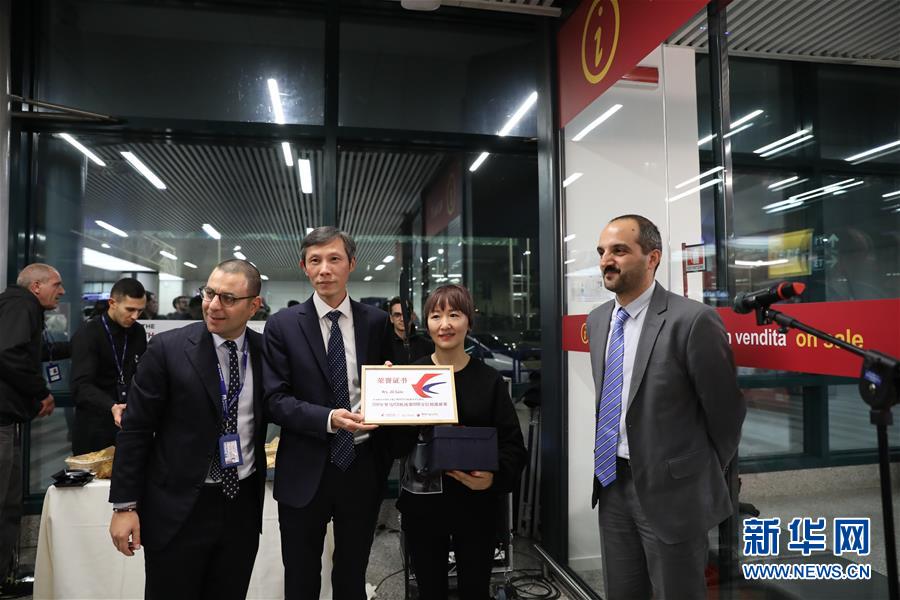 （國(guó)際&middot;圖文互動(dòng)）中國(guó)女游客成為羅馬菲烏米奇諾機(jī)場(chǎng)今年第1500萬(wàn)位到港旅客