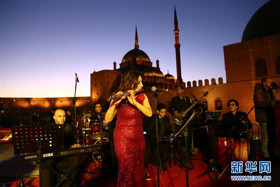 （國際）（4）&ldquo;中國紅&rdquo;海外閃爍 慶春節(jié)年味正濃