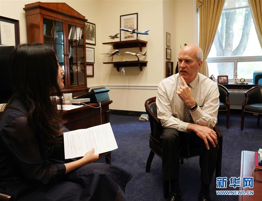 （國際&middot;圖文互動）（1）專訪：美政府加征關(guān)稅損害美國工人與消費者利益&mdash;&mdash;訪美國國會眾議院美中工作小組共同主席拉森