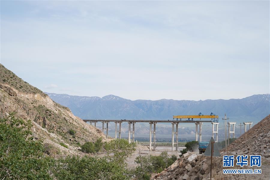 （習(xí)近平出訪(fǎng)配合稿&middot;圖文互動(dòng)）（3）通訊：雪山腳下有條&ldquo;中國(guó)路&rdquo;