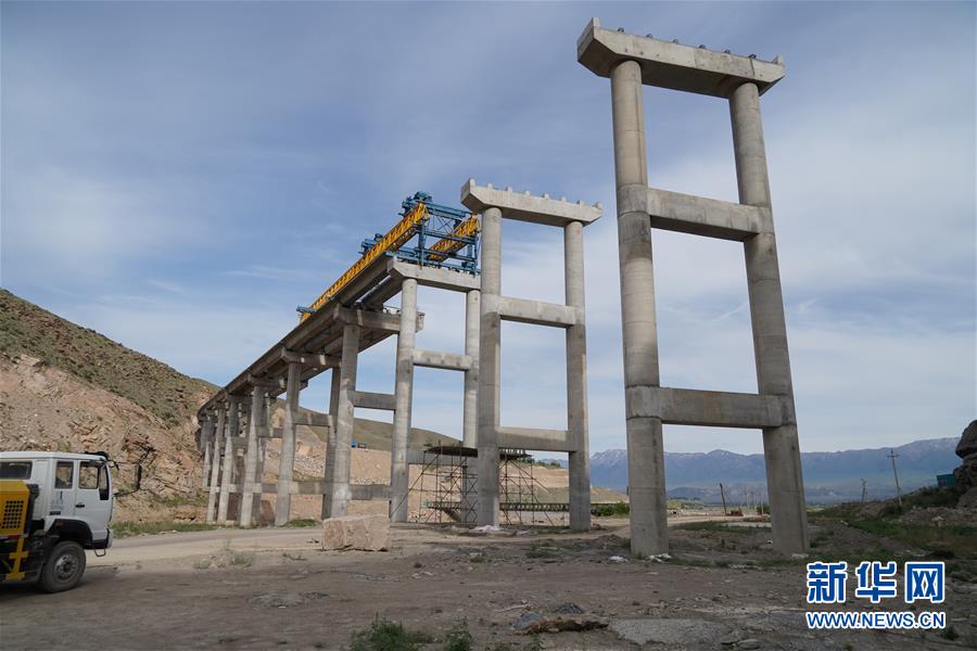 （習(xí)近平出訪(fǎng)配合稿&middot;圖文互動(dòng)）（4）通訊：雪山腳下有條&ldquo;中國(guó)路&rdquo;