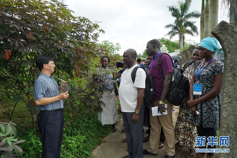（在習(xí)近平新時(shí)代中國(guó)特色社會(huì)主義思想指引下&mdash;&mdash;新時(shí)代新作為新篇章&middot;總書(shū)記關(guān)切開(kāi)放事&middot;圖文互動(dòng)）（6）來(lái)中國(guó)&ldquo;學(xué)種地&rdquo;的&ldquo;洋學(xué)生&rdquo;