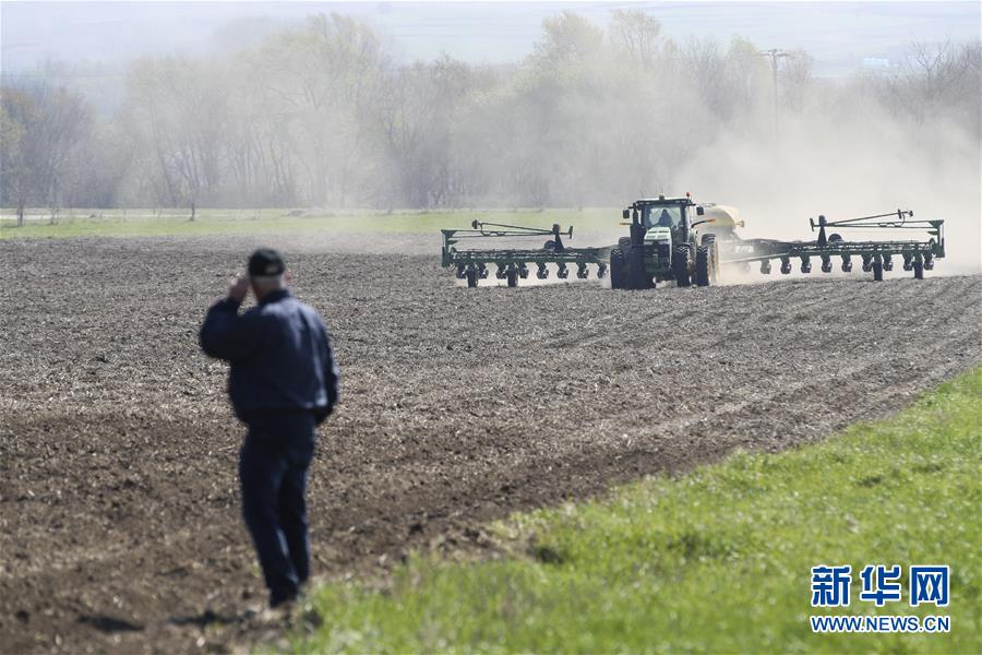 (國(guó)際·圖文互動(dòng))(2)通訊:貿(mào)易戰(zhàn)凸顯美國(guó)農(nóng)業(yè)發(fā)展隱憂