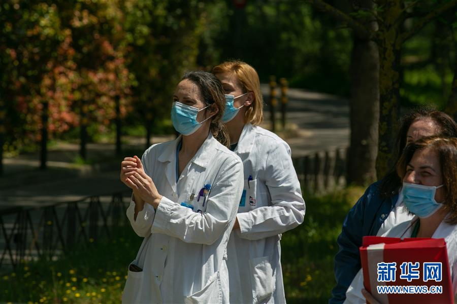 （國(guó)際疫情&middot;圖文互動(dòng)）（8）雅典&ldquo;卡車音樂(lè)會(huì)&rdquo;致敬白衣天使