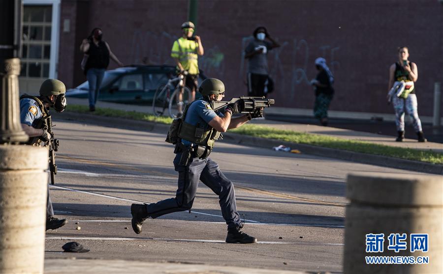 （國(guó)際）（1）美國(guó)警察執(zhí)法動(dòng)作不當(dāng)致一名非裔男子死亡 引發(fā)大規(guī)?？棺h