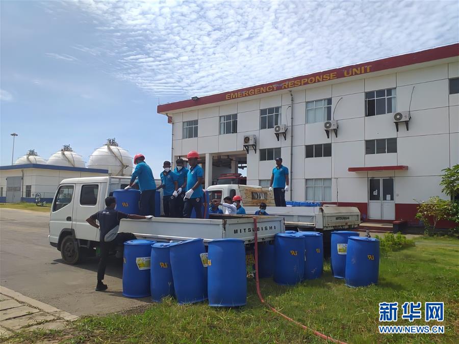 （國(guó)際&middot;圖文互動(dòng)）（2）在斯里蘭卡中國(guó)專家和中資企業(yè)助力油輪滅火