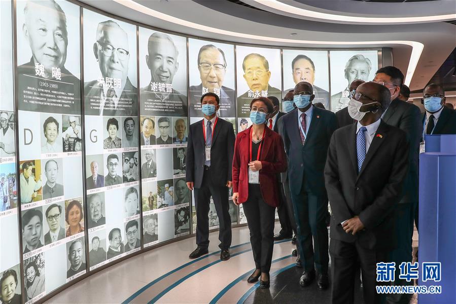 （圖文互動(dòng)）（7）&ldquo;中國(guó)承諾從不落空&rdquo;&mdash;&mdash;記非洲使節(jié)參觀國(guó)藥集團(tuán)了解新冠疫苗研發(fā)