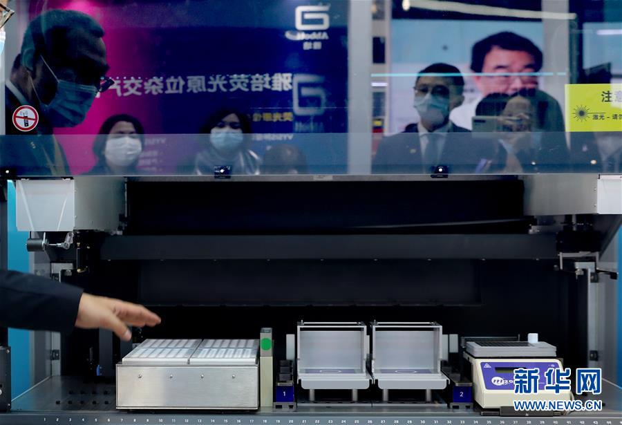 （第三屆進(jìn)博會&middot;圖文互動）（11）新疫苗、新療法，進(jìn)博會最&ldquo;火爆&rdquo;展區(qū)見聞