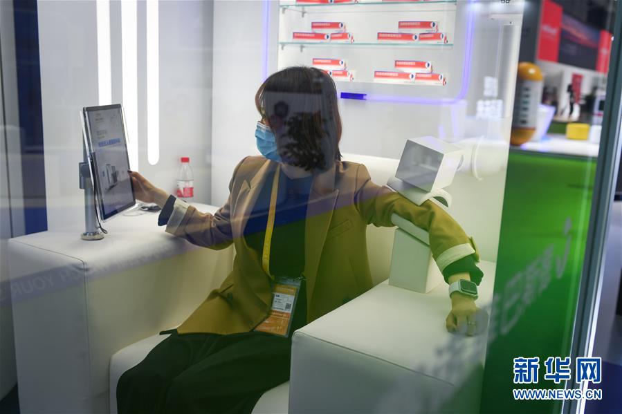 （第三屆進(jìn)博會(huì)&middot;新華視界）（7）觀展體驗(yàn)：多彩&middot;絢爛&middot;未來感