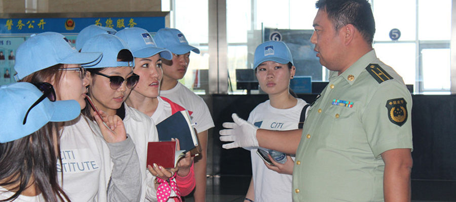 內(nèi)蒙古二連浩特邊檢站為蒙古國學生提供優(yōu)質(zhì)通關(guān)服務(wù)