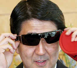 2015，安倍會繼續(xù)"暴走"嗎？