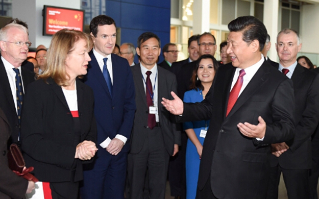 習(xí)近平參觀(guān)帝國(guó)理工學(xué)院