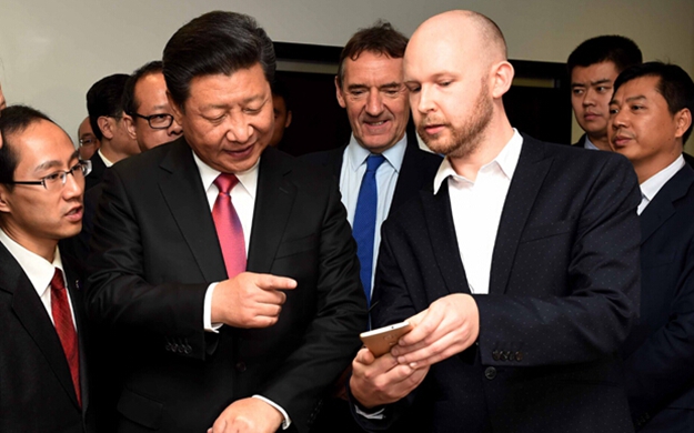 習(xí)近平參觀(guān)華為英國(guó)公司