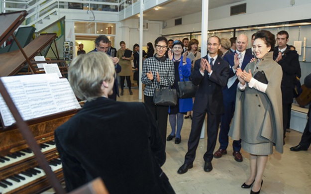 彭麗媛參觀(guān)皇家音樂(lè)學(xué)院