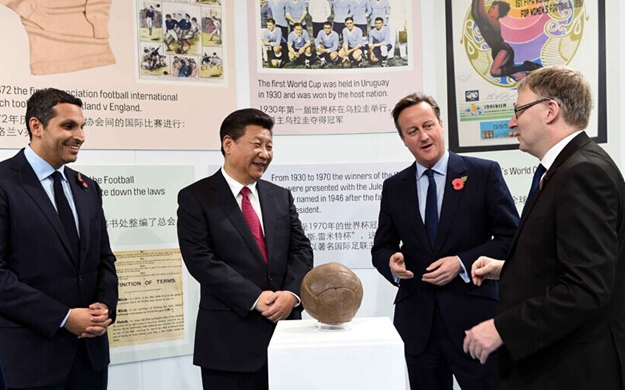 習(xí)近平參觀(guān)曼徹斯特城市足球?qū)W院