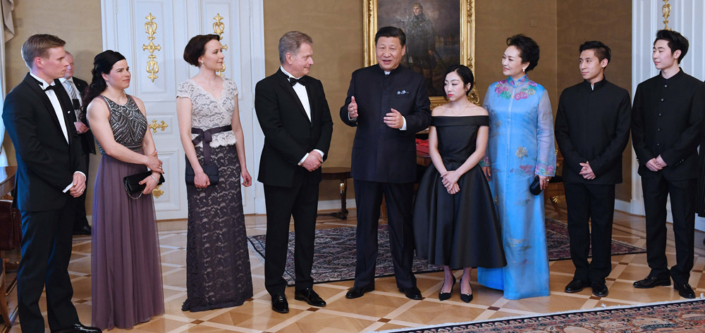 習(xí)近平同芬蘭總統(tǒng)尼尼斯托共同會見中芬冰雪運(yùn)動(dòng)員代表