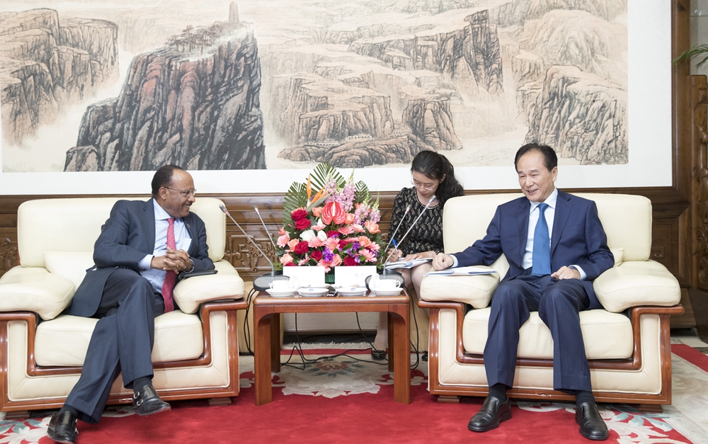 蔡名照會見聯(lián)合國副秘書長兼開發(fā)計(jì)劃署代理署長蓋圖