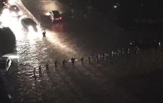 暴雨中的&ldquo;最美人墻&rdquo;找到了！