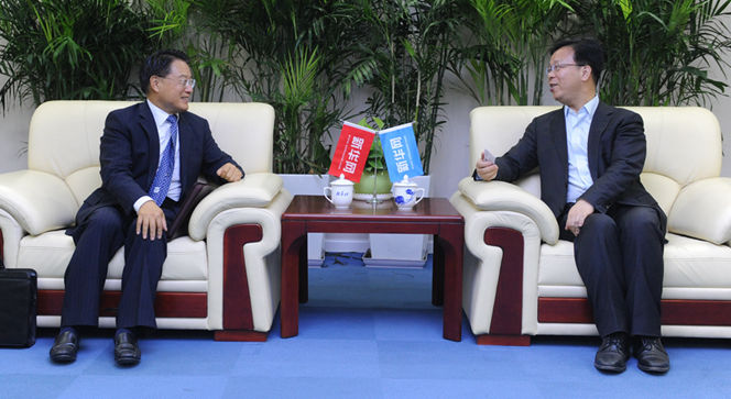 新華網(wǎng)黨委常委、副總編輯劉加文在訪談前會見李勇