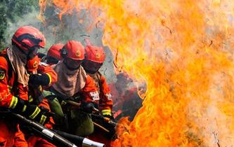甘肅森林武警&ldquo;三伏天&rdquo;實(shí)戰(zhàn)滅火救援演練