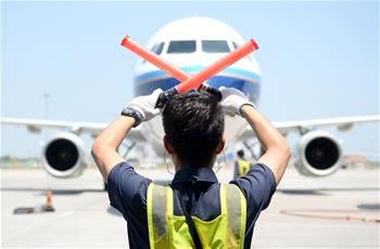 烈日下的&ldquo;飛機守護(hù)者&rdquo;